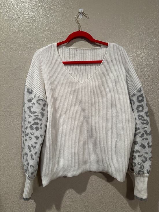 Shein Sweaters - Shein White V-Neck sweater w cheetah print sleeves sz XL